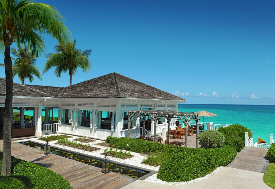 Hotel The Ocean Club, A Four Seasons Resort, Bahamas, Exterior, Hotel Exterior