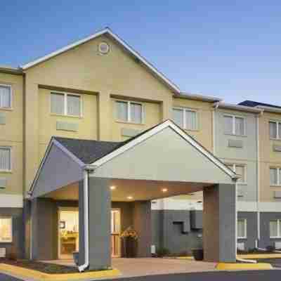 Dubuque Inn & Suites Hotel Exterior