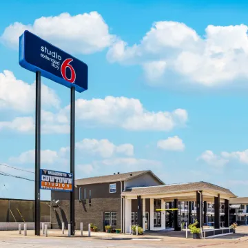 Studio 6 Fort Worth, TX -Stockyards East โรงแรมใกล้Fort Worth Herd Longhorn Cattle Drive