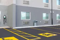 Days Inn by Wyndham Steinbach - 주차장