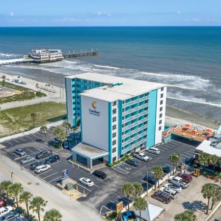 Comfort Inn & Suites Daytona Beach Oceanfront Отели рядом с достопримечательностью «Выставочный и конгресс-центр Ocean Center»