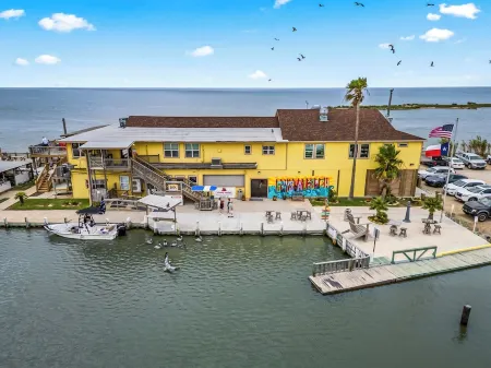 The Sea Turtle, Family and Dog Friendly, Cargo Lift, Crystal Beach TX Ocean View Отели рядом с достопримечательностью «Port Bolivar»
