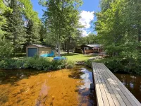White Pines Cabin: Ideal Location for Family, Fishing & Fun~Inc. 12 Boats+Motor! - Wi-Fi