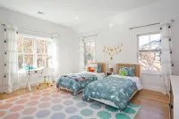 Brand New Luxurious East Hampton home, 5 mins to beach - Available July 4