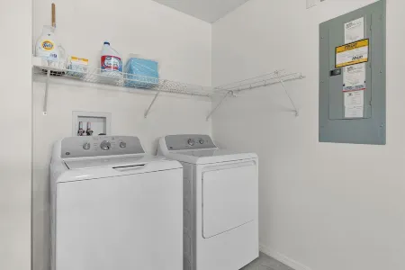 Updated 2 bedroom house The Villages, Walk to pool, 2 miles to SQ, Pet friendly