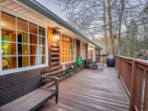 Spacious Hideaway w/ hot tub and creek- 1 mile from beautiful Watauga Lake 約翰遜縣酒店