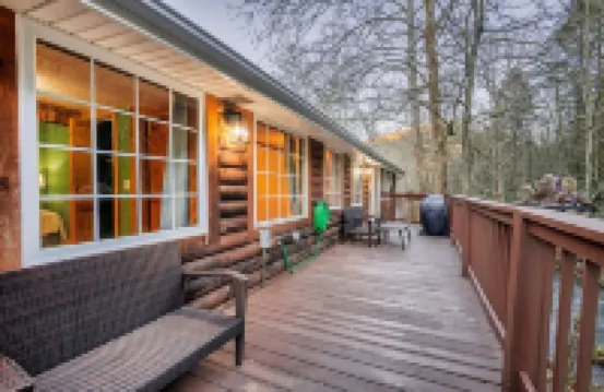 Spacious Hideaway w/ hot tub and creek- 1 mile from beautiful Watauga Lake