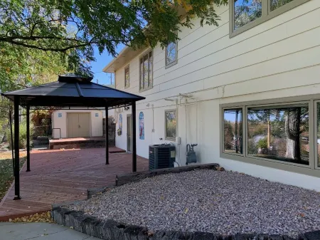 Newly furnished 4 Bed, 2 bath, home in quiet neighborhood Отели рядом с достопримечательностью «Южная Дакота Скул оф Майнс & Текнолоджи»