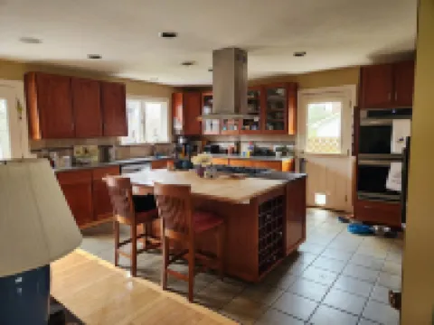 2 mi from VT campus. Great house - football games, graduation, or campus visits. Hotels in Blacksburg