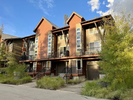 3bd/2.5bth Townhome w/attached garage + Arcade game - Walk to free bus stop Отели рядом с достопримечательностью «Grand Park Community Recreation Center»