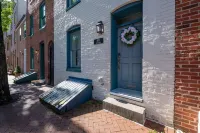 Charming 4 bedroom home just steps to the water! - 방갈로
