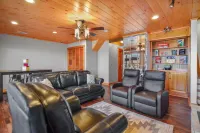 Serene Mountain View Retreat. Pool, Firepit & Hot tub, Fireplace  Dogs Welcome! Hotels in Gilmer County