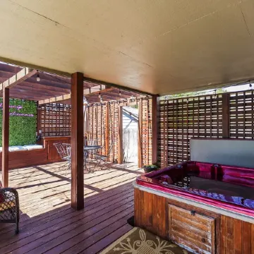 Comfy Hangout House - Sleeps 16 - Pool & Hot Tub!