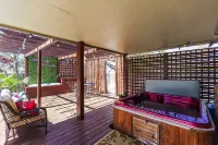 Comfy Hangout House - Sleeps 16 - Pool & Hot Tub!