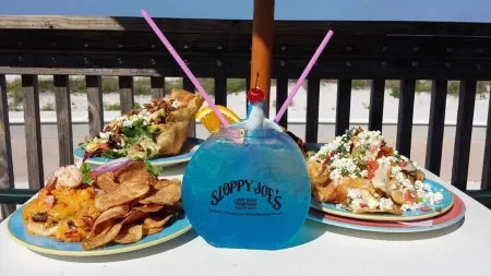 Riley's Retreat, 1 Bedroom Waterfront with Private Boat Dock and Beach Access