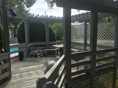 NEED TO GET AWAY? UPDATED CONDO 1 BLOCK TO BEACH Отели в г. Серфсайд Бич