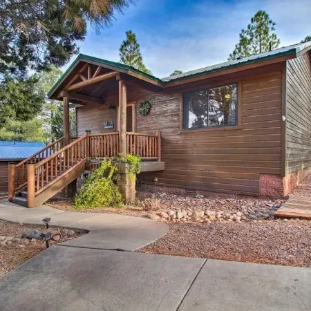 Show Low Cottage Hideaway-Cozy Cabin w/Fireplace