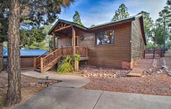 Show Low Cottage Hideaway-Cozy Cabin w/Fireplace