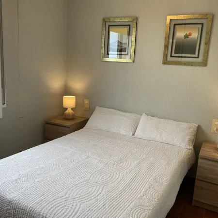Ideally located 3-bedroom apartment with air conditioning and parking.