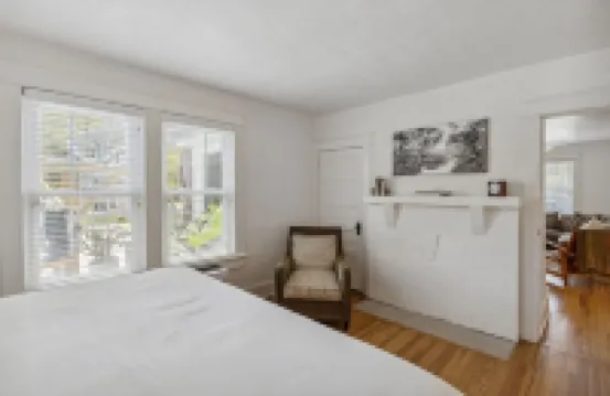 Historic Beach Cottage / Steps to Beach & Dining