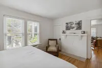 Historic Beach Cottage / Steps to Beach & Dining