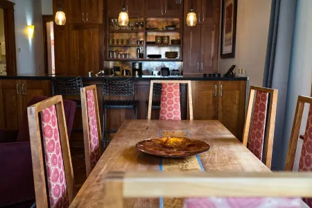 100 ft. to Gondola! Heart of Lionshead! Views, Fireplace, Balcony, Parking!