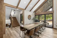 Spacious 6-bedroom house in Powder House with Theater Room, Hot Tub, Paved Roads