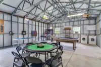 3-bedroom house with Hot Tub and Game Room in Eastpoint, 10 minute drive to SGI