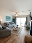 The Emerald Escape- Lux Renovation / Beachfront / King bed / 3 pools / Tiki Bar!