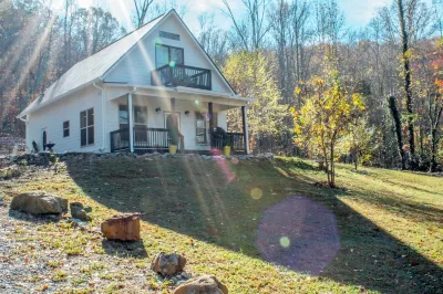 The White Cabin: In the Woods, Close to Town Hotels near Ruby Falls
