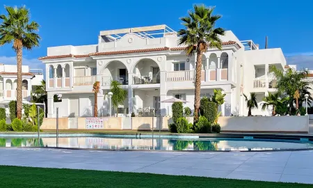 Vacation apartment with pool for 6 people in a prime location Отели в г. Сьюдад Кесада