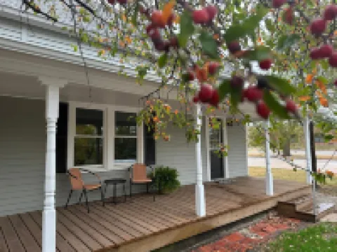 Crabapple Cottage     Your cozy temporary home