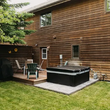 Whitefish Wonderland. Private Hot Tub - 1 mi from Downtown Whitefish.