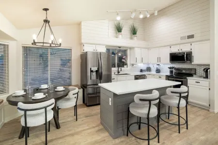 L'Amore: A Spacious 4-bedroom pool house in lovely Chandler Отели рядом с достопримечательностью «Колледж Чандлер Гилберт Коммьюнити в Пекос Кампус»