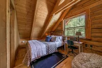 Coco's Creekside Cabin with Hot Tub, Firepit, and AC/Heat in Munds Park!