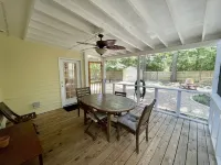 Spanish Moss Cottage: pet friendly getaway on the beautiful Spanish Moss Trail!