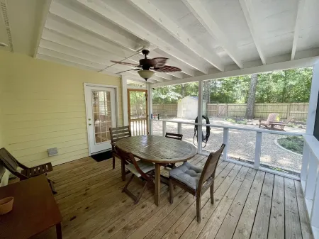 Spanish Moss Cottage: pet friendly getaway on the beautiful Spanish Moss Trail! Отели рядом с достопримечательностью «Парк Лайв Окс»