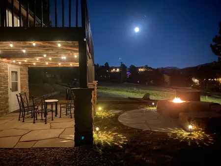 Great Location, Spectacular Mountain Views and gas firepit3306 Отели рядом с достопримечательностью «MacGregor Ranch Museum»