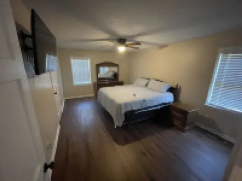 Cheerful 3 Bedroom House in a Quiet Neighborhood
