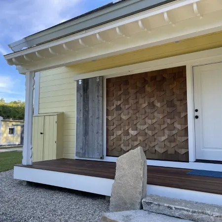 Beautiful farmhouse with hiking trails/kayaking. 5 minutes to town or ocean!