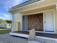 Beautiful farmhouse with hiking trails/kayaking. 5 minutes to town or ocean!