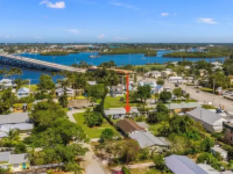 Casa Celeste. Fenced Back Yard. Close to Boat Ramp. Children and Dog Friendly. Hotels in Palm City