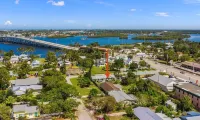 Casa Celeste. Fenced Back Yard. Close to Boat Ramp. Children and Dog Friendly.