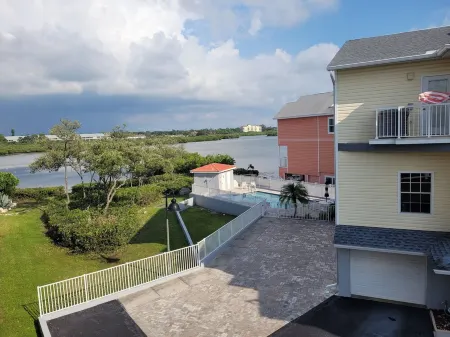 Convenient Condo with Balcony - Steps to Gulf Coast Beaches! Отели рядом с достопримечательностью «Тики Гарденс - Индиан-Шорс Бич Аксесс»