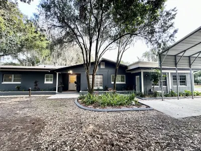 Lakeview house with old Florida feel close to everything fun in Central Florida