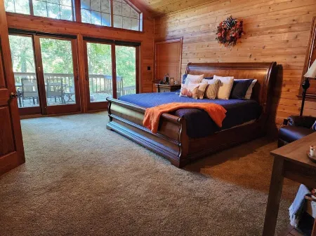 Beautiful River Front Cabin with Private Dock! Perfect spot for Trout Fishing! Отели в г. Cleburne County