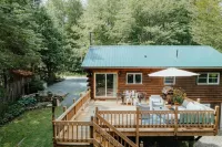 Swan Lake Lakefront Cozy Modern Home w/ cabana, central air, kids room.