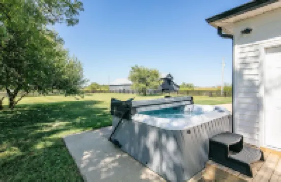 Luxury farmhouse on Bourbon Trail with hot tub - Bulleit 4 mi - Frankfort 15 mi