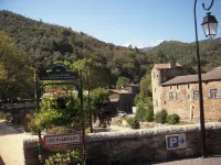 Large farmhouse with four bedrooms Hotels in Les Plantiers