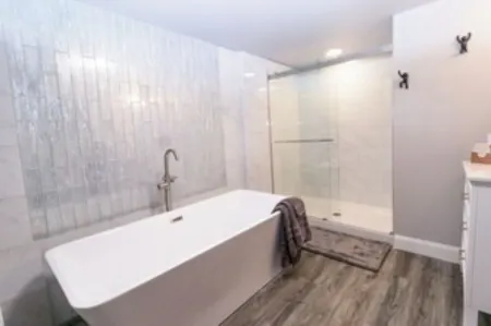 Boutique hotel in historic downtown Seneca. Room #5, two King beds. Отели рядом с достопримечательностью «Парк округа Юг Ков»